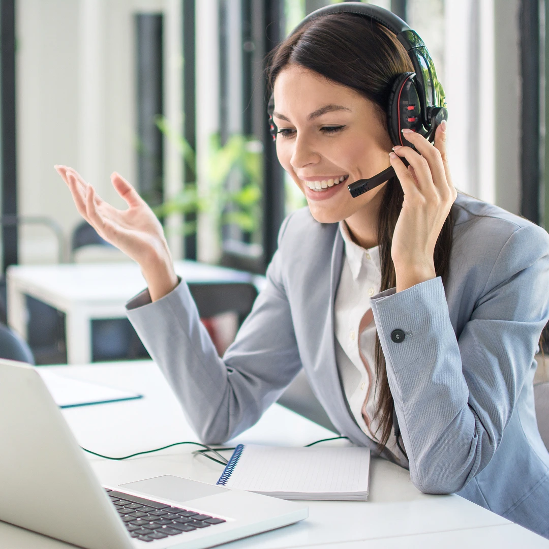 Smiling customer support agent in Puerto Rico assisting customers