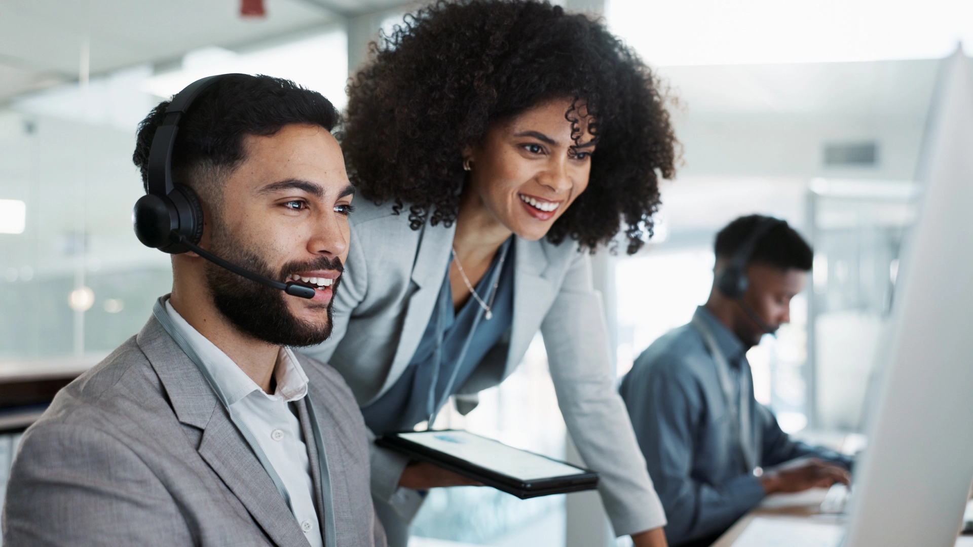 Customer support team using collaborative techniques to provide excellent service.